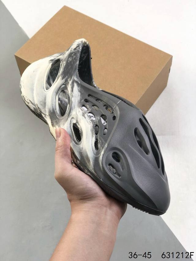 阿迪达斯adidas Yeezy Foam Runner 椰子镂空洞洞鞋 夏季休闲凉鞋 尺码:如图 编码 631212F