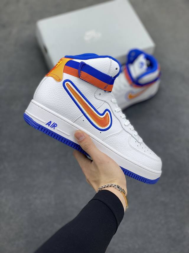 套现 原本地 版本 Nike Air Force 1 Sneaknew York Knicks 尼克斯af1空军一号男女板鞋 鞋身以尼克斯标志性的白色 橙色与蓝