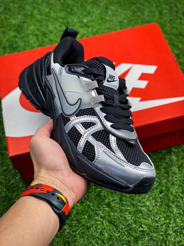 Nike V2K Run 复古单品 白银 复古老爹鞋跑步鞋 鞋款被命名为 Runtekk 设计上借鉴了 0 年的跑鞋风格 配色上以金属银为主调 简练又有复古运动