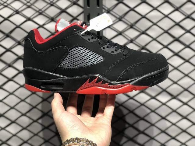 Air Jordan 5 Retro Low Fire Red 低帮 流川枫aj5 乔丹5代 Aj5 乔5 低邦 白红 乔丹篮球鞋系列 鞋身整体以白色皮革为主色