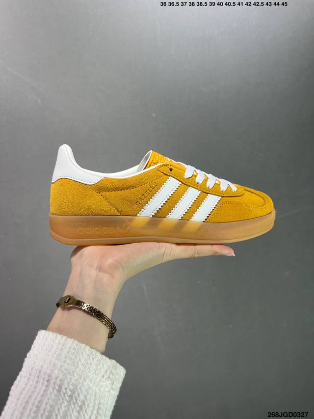 真标adlidas Originals Gazelle Indoor 柠檬黄 这款阿迪达斯运动鞋是 1979年 Gazelle Indoor 运动鞋的复兴 柔软