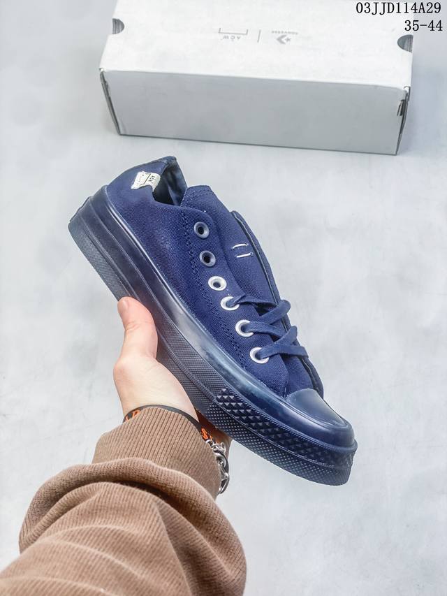 Acw X Converse 联名款 蓝再度携手合作 联名低帮帆布鞋全鞋设计上融入极简实用主义风格 将优质工艺以实用的方式置于最前沿 采用 Blue Darks