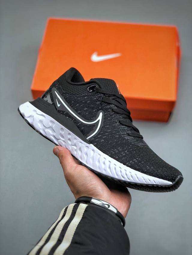 Nike React Infinity Run Fk 3 全新配色此鞋款久经测试 助你达成跑步目标 采用匠心设计 无论跑步距离长短 皆可带来柔软脚感和顺畅平稳的