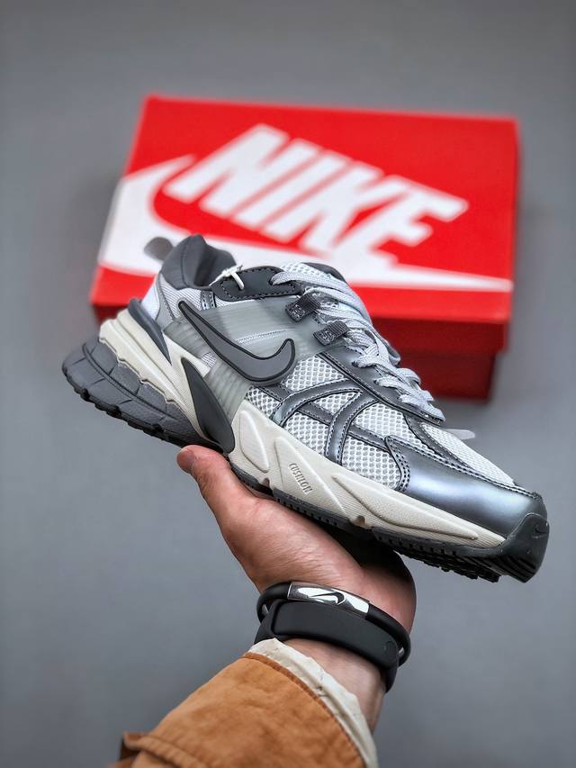 Nike V2K Run 复古单品纯原级别 复古老爹鞋跑步鞋 鞋款被命名为 Runtekk 设计上借鉴了 2000 年的跑鞋风格 配色上以金属银为主调 简练又有