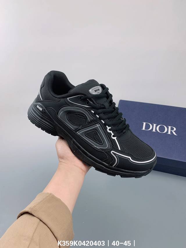 公司级dior B30 迪奥网眼织物低帮运动休闲鞋 该款系列采用黑网色眼织物白和色科技料面精心制 作饰以反光 Cd30 图形标志 外格轻盈的刻雕效果橡胶鞋搭底配