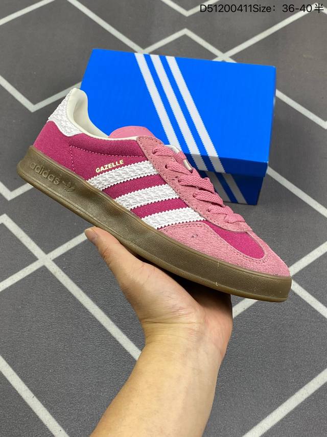 Adidas Originals Gazelle Indoor 阿迪达斯 低帮 粉红 T头鞋防滑耐磨轻便低邦板鞋男女同款 鞋身采用清新的红色作为主色调，搭配经典 - 点击图像关闭