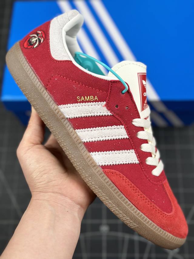 核心私 Adidas Originals Samba Og Tal 阿迪达斯 低帮 韩国限定 红白 桑巴低邦防滑板鞋 鞋身整体以红色翻毛皮呈现，搭配红色经典t字