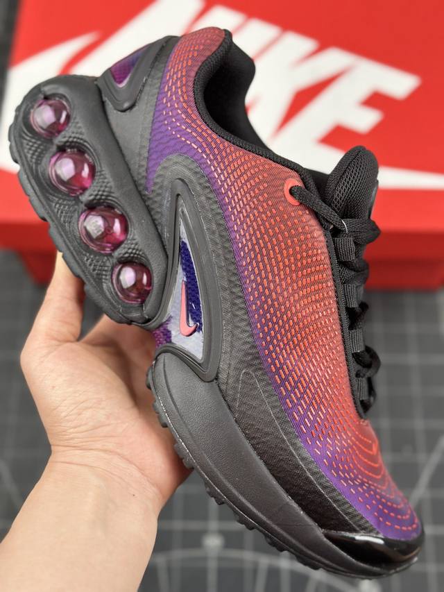 核心私 Nike Air Max Dn 耐克2024全新气垫跑鞋 #全新鞋款在同侧采用了四个圆柱仓式的设计，不仅有防滑耐磨性功能，还搭配了周围一圈柔软的泡棉材质 - 点击图像关闭