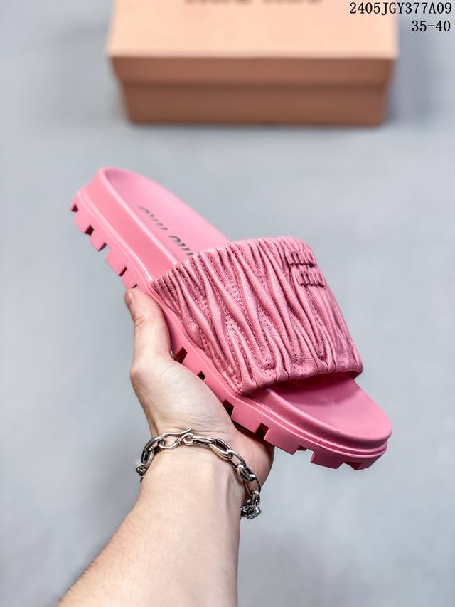 Miumiu 夏季单品 Sngg简介｜褶皱彩色平底拖 Miumiu拖鞋让你走路也可以美到心坎里 设计非常简约大气，没有过多的装饰和花哨的设计，但却自带一股优雅的