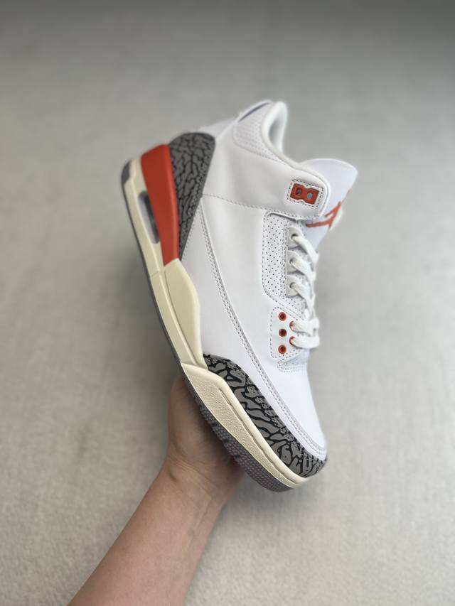 纯原版本 Air Jordan 3 Retro ”白橘“ 该款以白色鞋面搭配橙色细节，鞋头和后跟则融入经典爆裂纹图案，鞋舌橙色的jumpmanf Logo点缀， - 点击图像关闭