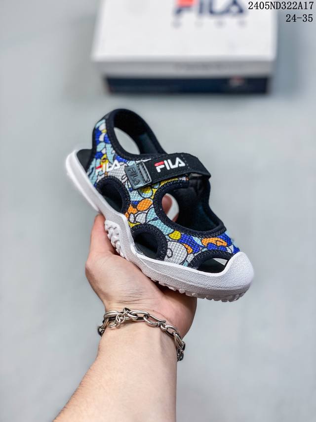 Fila斐乐夏季儿童包头凉鞋 Size：24-35码 Fila与法国知名艺术家ceet Fouad联名跨界系列，提取了ceet的成名代表作“老司鸡”，色彩鲜明幽 - 点击图像关闭