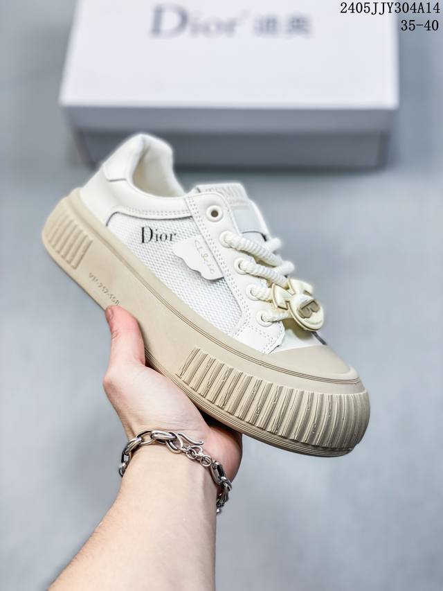 迪奥 Dior2023最新款凉 Dioract 款式时尚。搭配贴合脚型的内底，采用格外轻盈、舒适的皮革制作。鞋面饰带采用魔术贴开合，搭配金色饰面“Dior”标志 - 点击图像关闭