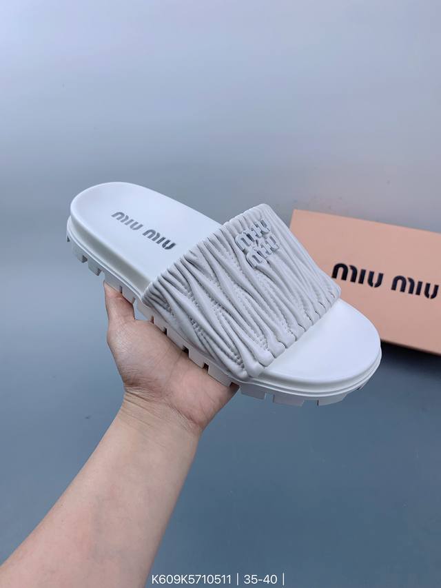 Miumiu 夏季单品 Sngg简介｜褶皱彩色平底拖 Miumiu拖鞋让你走路也可以美到心坎里 设计非常简约大气，没有过多的装饰和花哨的设计，但却自带一股优雅的 - 点击图像关闭