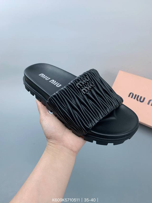 Miumiu 夏季单品 Sngg简介｜褶皱彩色平底拖 Miumiu拖鞋让你走路也可以美到心坎里 设计非常简约大气，没有过多的装饰和花哨的设计，但却自带一股优雅的