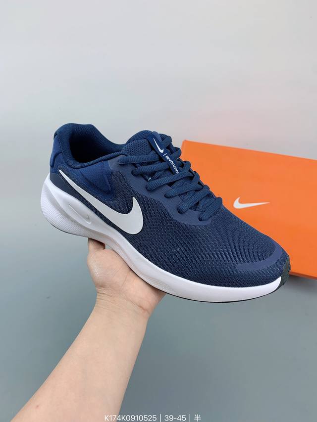 耐克 Nike Revolution 7 Wide 男子公路跑步鞋 宽版 厚底增高老爹鞋透气网面运动鞋。采用柔软缓震设计，具有出色支撑力，为你开启跑步新境界。这