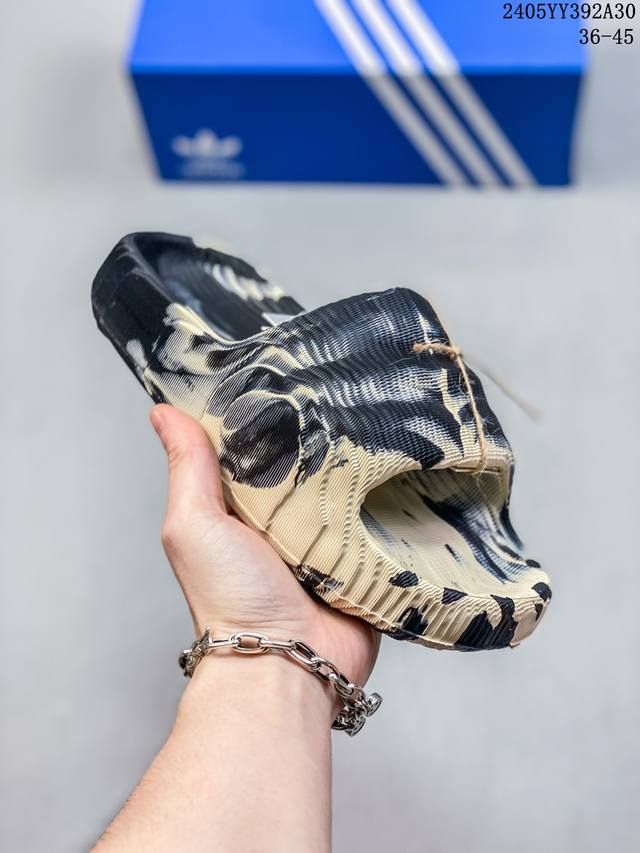 Adidas Originals Adilette 像素系列 这款adidasadilette拖鞋，旨在解答一个问题，即”太空中的拖鞋会长什么样“。采用3D打印 - 点击图像关闭
