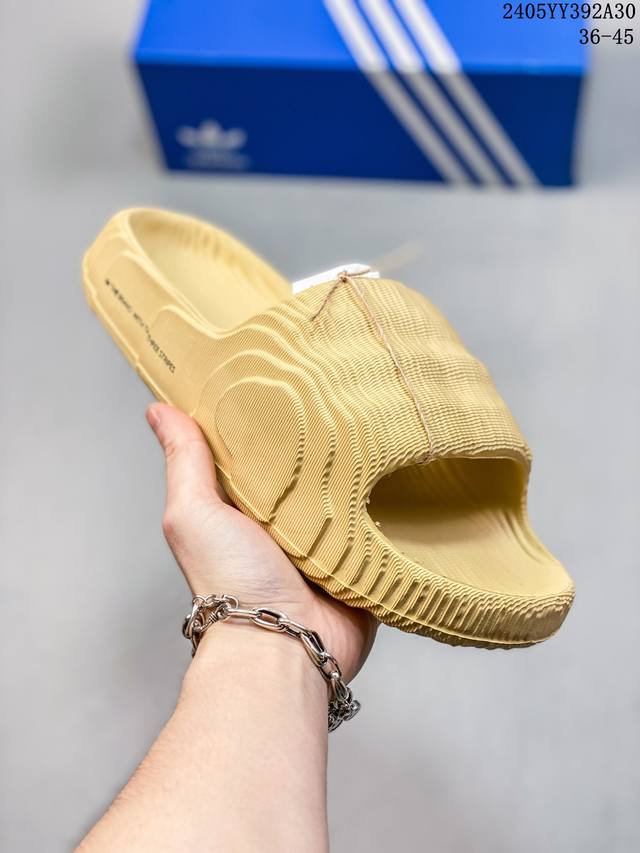 Adidas Originals Adilette 像素系列 这款adidasadilette拖鞋，旨在解答一个问题，即”太空中的拖鞋会长什么样“。采用3D打印