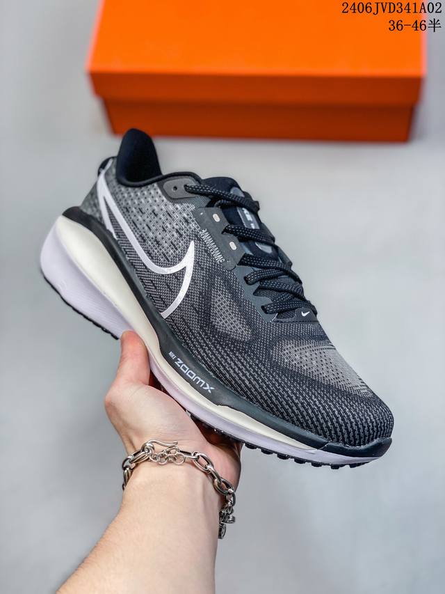 Nike Air Zoom Pegasus 登月十七代跑鞋 网面透气跑步鞋 兼顾迅疾外观和稳固脚感 后跟覆面和中足动态支撑巧妙融合 缔造稳定顺畅的迈步体验 采用