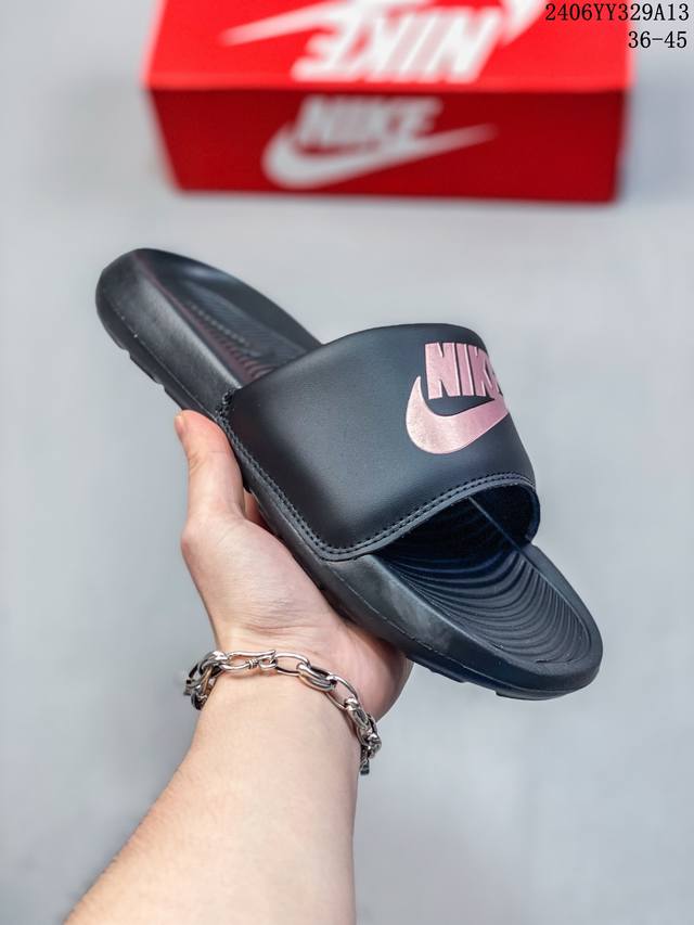 耐克 Nike Victori One Slide 耐克 夏季时尚舒适 高品质 一字拖鞋沙滩鞋拖鞋。采用全新柔软泡棉，响应灵敏，轻盈非凡，打造休闲舒适的穿着体验 - 点击图像关闭