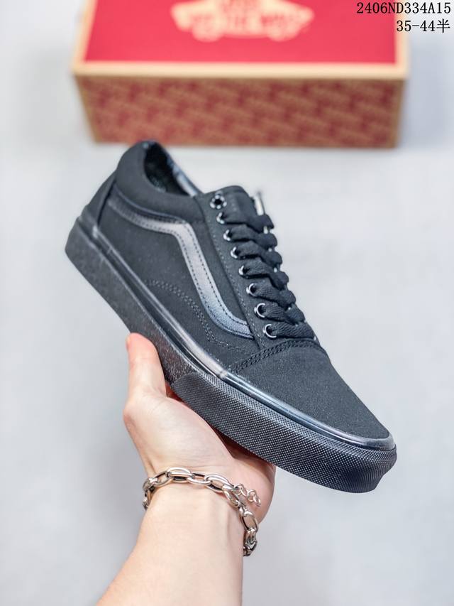 Vans Old Skool Black 黑武士 诞生于1977年的old Skool是vans历久弥坚的标志性鞋款。Oldskool最具特色之处就是侧身的标志