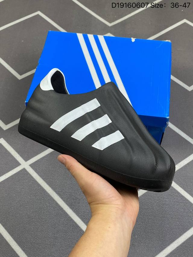Adidas Originals Adifom Superstar 鸭鸭鞋 鞋子由 50% 的天然和可再生材料制成，其特点是采用由甘蔗衍生物制成的类似泡沫的结构 - 点击图像关闭