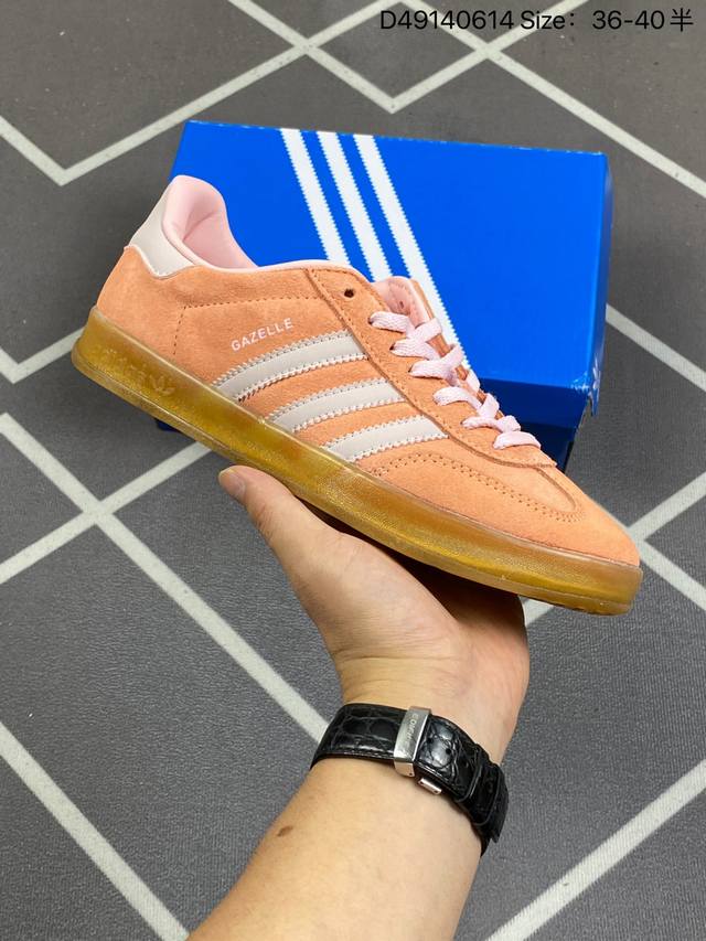 Adidas Originals Gazelle 阿迪达斯 低帮 粉橘色 这款经典鞋，忠于原版设计，鞋面整体以粉橘色麂皮呈现，侧边经典白色皮革三条杠logo及金
