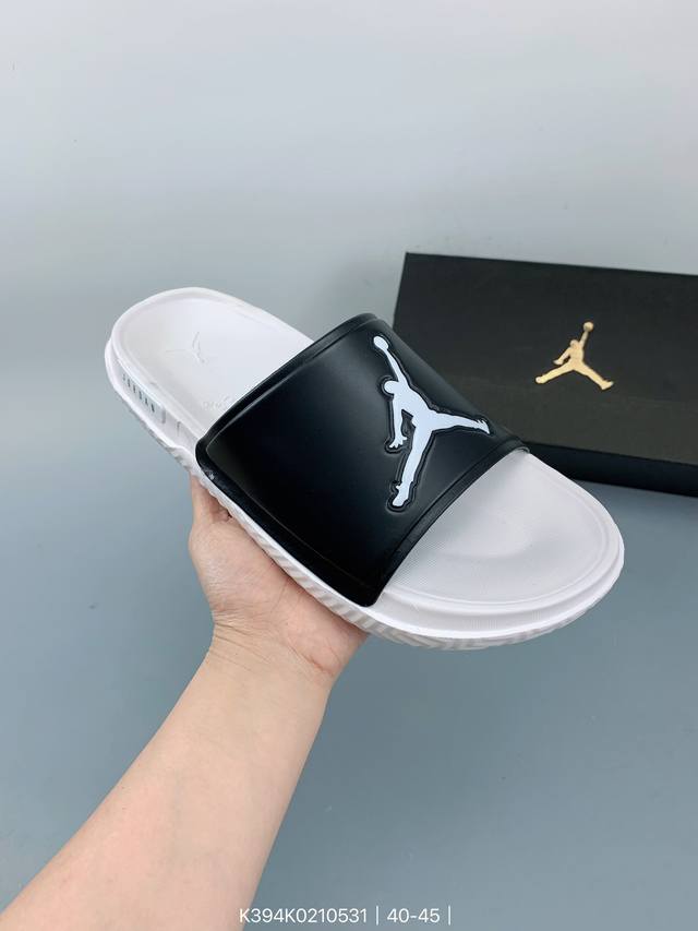 Air Jordan Super Play 乔丹拖鞋 Aj拖鞋 运动拖鞋 钩环带提供可调节的安全贴合；鞋面的合成皮革提供舒适的耐用性；带有纹理鞋床的泡沫鞋底为您 - 点击图像关闭