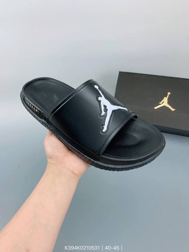 Air Jordan Super Play 乔丹拖鞋 Aj拖鞋 运动拖鞋 钩环带提供可调节的安全贴合；鞋面的合成皮革提供舒适的耐用性；带有纹理鞋床的泡沫鞋底为您 - 点击图像关闭