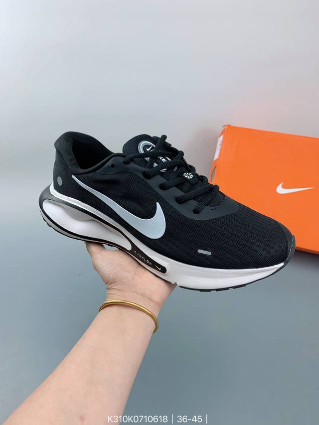 耐克 Nike Journey Run 男女子透气公路跑步鞋 搭载柔软厚实的 Comfiride 泡绵缓震配置，助你征服充满挑战的路面，大步流星，微笑前行。该鞋