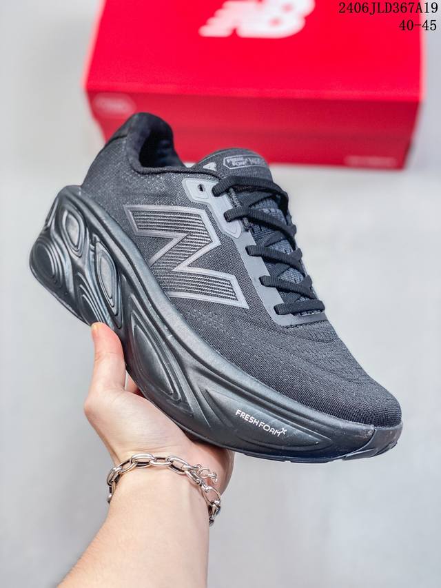 New Balance Nb Fresh Foam X More V3Tds防滑耐磨低帮跑步鞋 黑，拼接鞋面赋予双足出色的舒适感与酷爽体验。外观设计穿着简易，轻