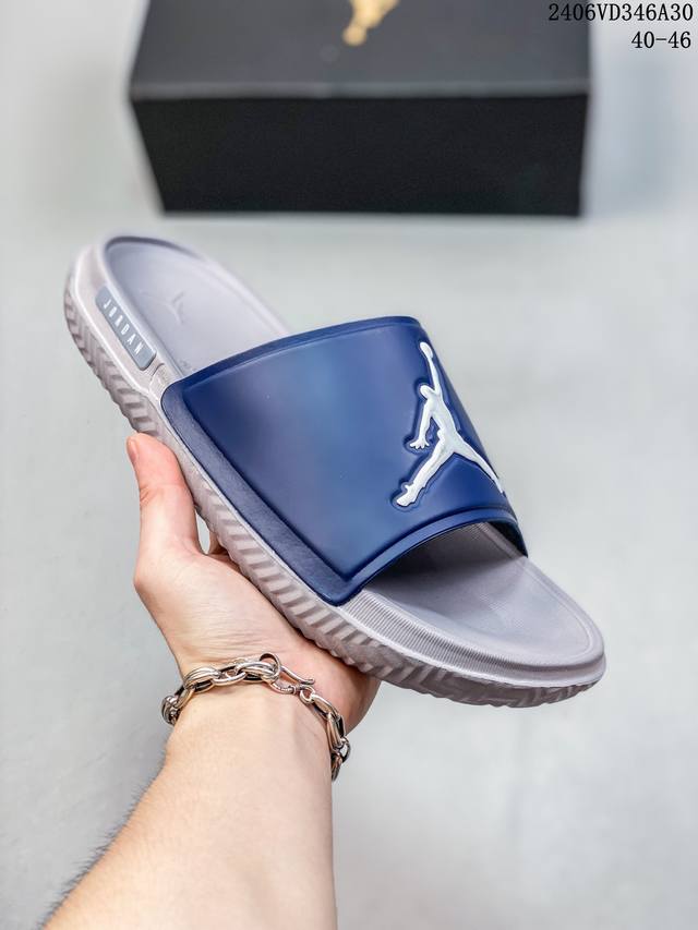Air Jordan Super Play 乔丹拖鞋 Aj拖鞋 运动拖鞋 钩环带提供可调节的安全贴合；鞋面的合成皮革提供舒适的耐用性；带有纹理鞋床的泡沫鞋底为您