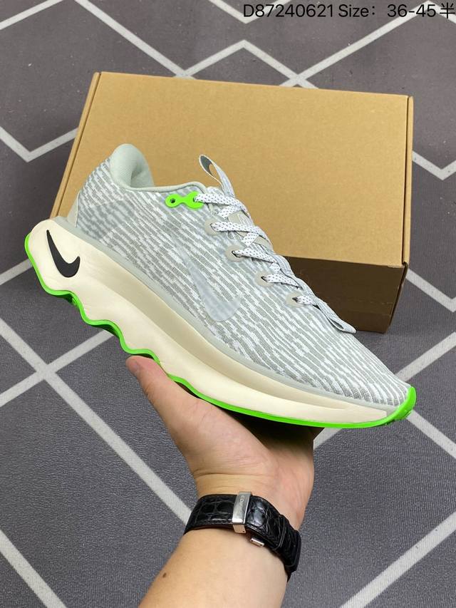Nike Wmns Motiva Cushlon30 波浪跑鞋鞋底采用夸张的弯曲几何设计，塑造弧形摇杆造型，助力轻松向前。顺畅迈步体验上脚即知，令你乐在其中中底