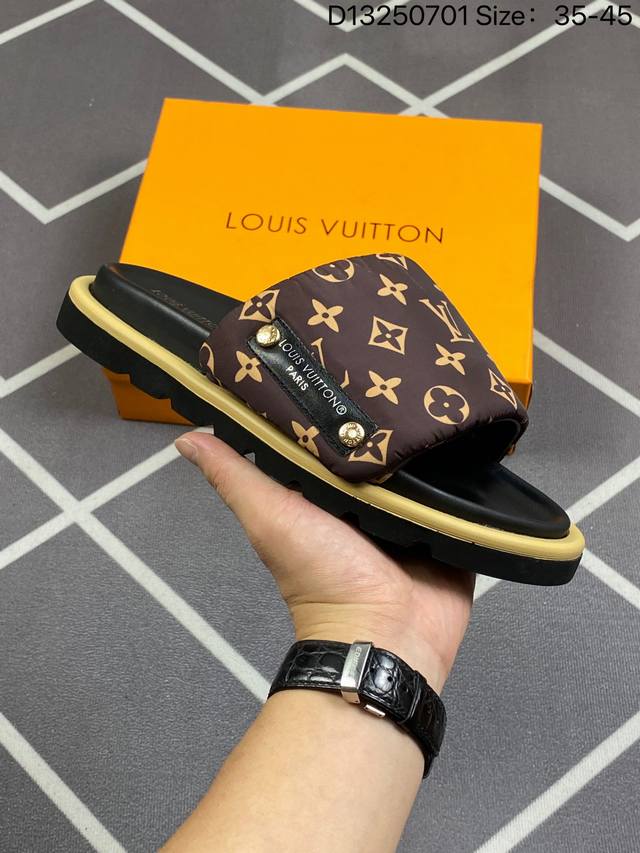 Lv 拖鞋系列 Louis Vuitton 休闲拖鞋 Louis Vuitton Lv 路易威登 潮流经典一字拖鞋 编号：D13250701 Size:如图