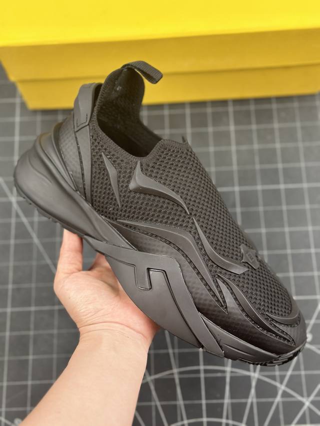 纯原级别 市售顶级版本 Fendi芬迪飞织网面跑步鞋 独家定制fendi Flow一脚蹬运动鞋，波浪形鞋底刻有f字样。鞋跟饰有凸纹压花fendi Flow字样。