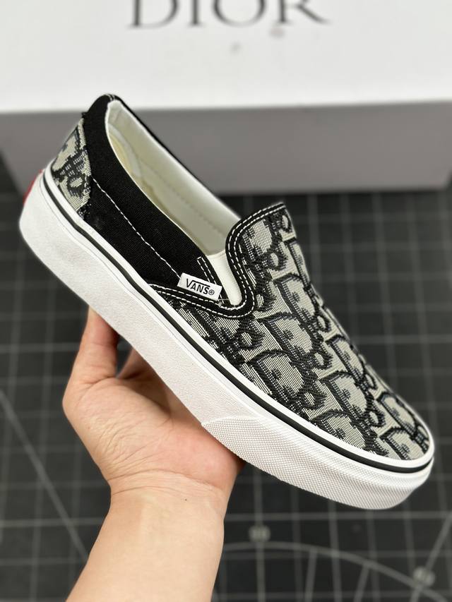 Dior X Vans Classic Slip-On 联名一脚蹬来报道 百搭休闲帆布鞋 Vans Aut 迪奥独家重磅释出，这个黑色太绝了，非常非常高级！Di