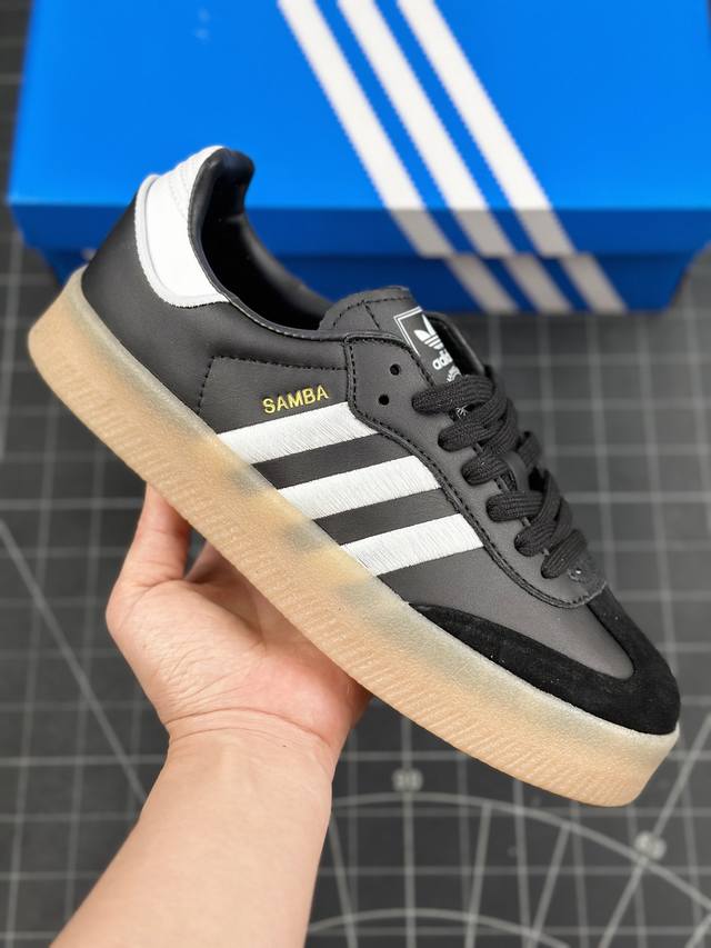 Adidas Originals Samba 2.0 阿迪达斯 低帮 黑白 桑巴2.0低邦防滑板鞋 鞋身整体以黑色呈现，搭配黑色麂皮经典t字形鞋头，鞋身两侧经典