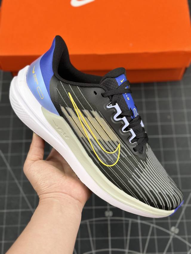 公司级耐克nk Air Zoom Winflo 9 登月网面透气专业跑步鞋 使用了新型的缓震材料 脚感偏韧 后跟有加厚的海绵填充 鞋子前掌和后掌做了加宽设计 增