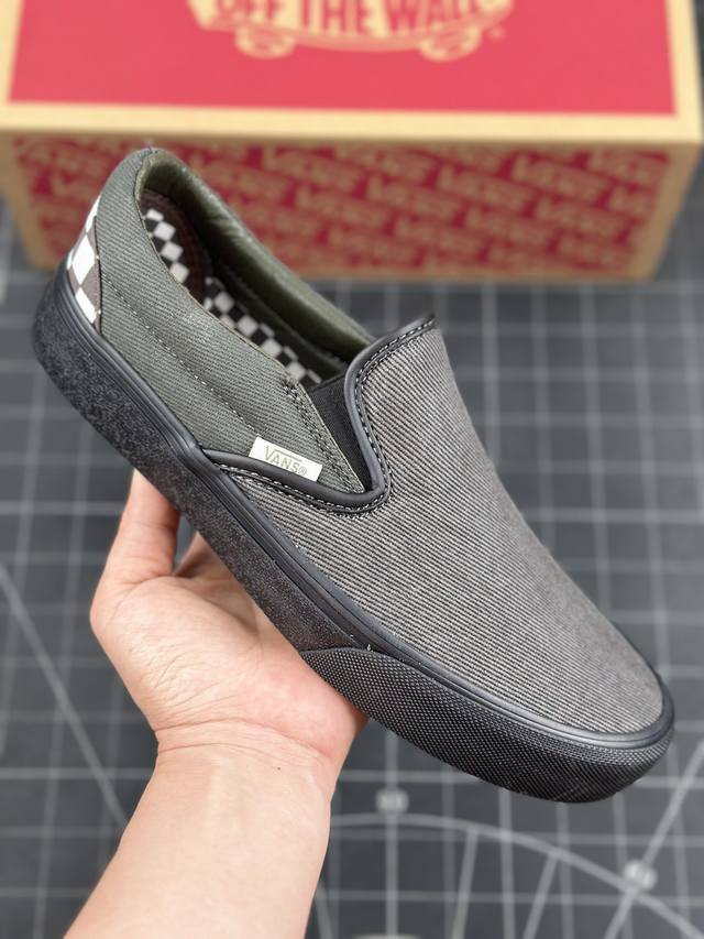Vans Classic Slip On 万斯低帮休闲鞋 套脚款 一脚蹬 帆布材质 于 2008 年在东京成立的街头品牌 万斯vainl Archive 主张将