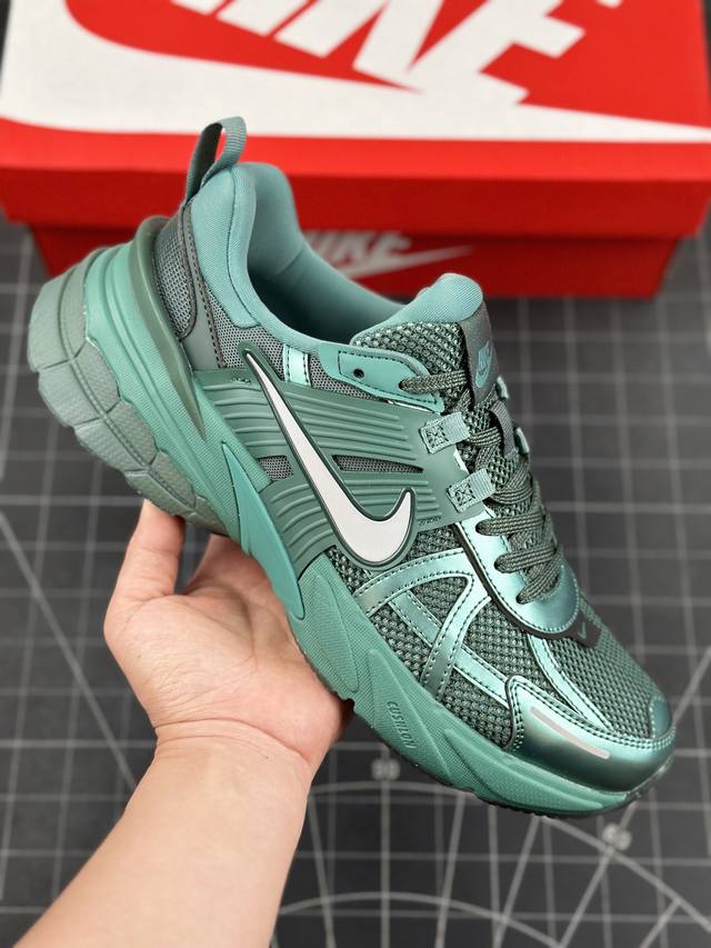 Nike V2K Run Low 耐克 V2K 绿色男女同款 减震防滑低帮跑步鞋 采用了复古的设计风格，其独特的大轮廓鞋底和网面鞋面设计，使其在外观上具有较高的